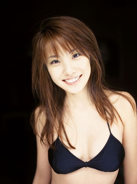 Magnificent gravure idol beauty awaits in her blue bikini