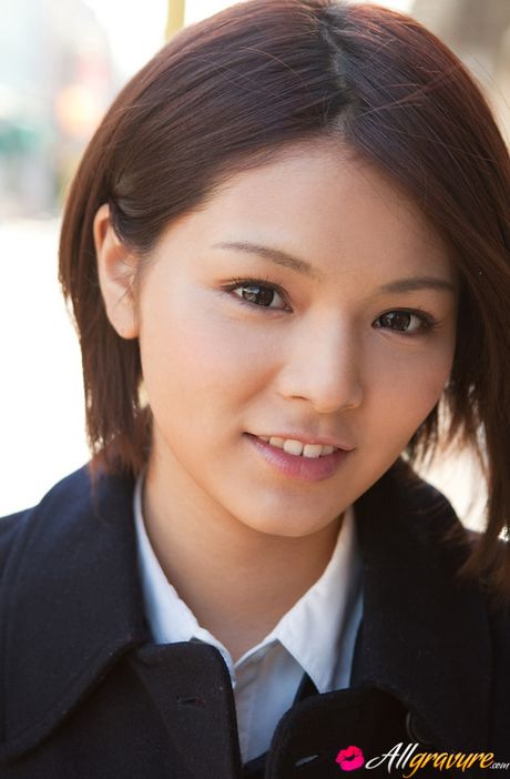 Tsubasa Akimoto Asian in sexy uniform enjoys her way to school