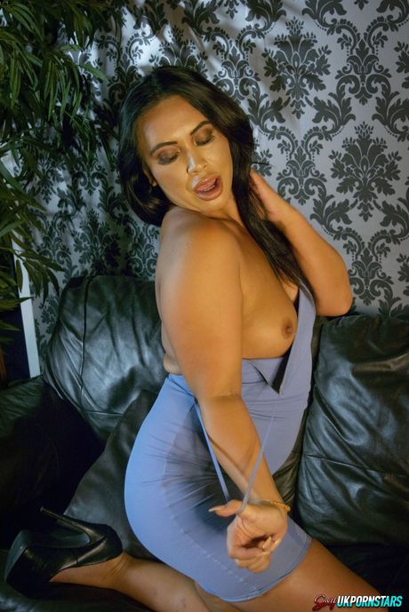 Asian mommy Hanna Shaw shows her sexy ass and small tits in a solo